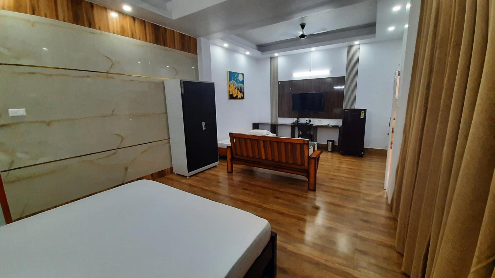 The Palm Suites , Incredible North East Tourism , Couples & Family Ґувахаті Екстер'єр фото